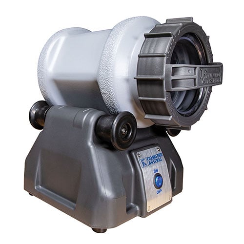 Le Frankford Arsenal Platinum Series Rotary Tumbler Lite est compact, peut contenir 300 douilles .223, et possède un capuchon étanche et une capacité de 3,3L.
