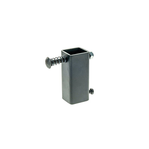 Le Caldwell T-Post Plate Hanger te permet de suspendre facilement tes cibles en acier AR500 sur n'importe quel T-post au stand de tir, avec matériel inclus.
