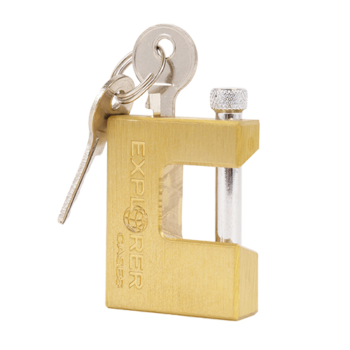 Assure la sécurité de ton Explorer Case avec ce cadenas en laiton robuste, conçu pour éviter toute manipulation non désirée et facile à transporter.