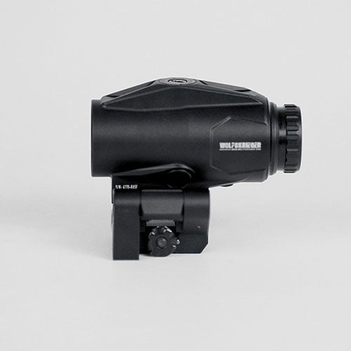 Le Teiwaz Hybrid 5x20mm Magnifier offre une visée précise avec un réticule balistique, étanchéité IP67 et montage flip-to-side pour une transition rapide.