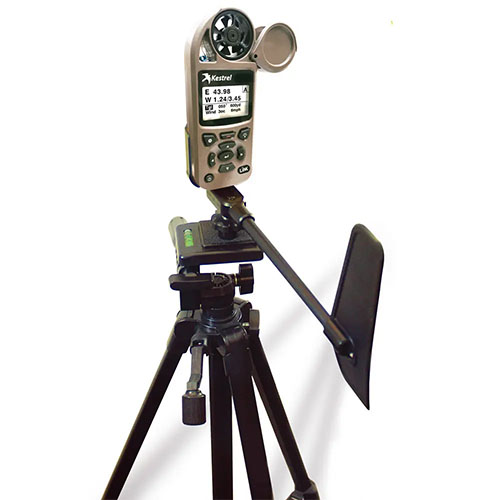 Le support rotatif Kestrel et son étui MOLLE te permettent de mesurer la vitesse et la direction du vent, tout en étant facile à transporter et robuste.