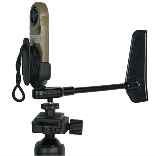 Le support rotatif Kestrel te permet de fixer facilement ton Kestrel 2700 sur un trépied pour des mesures précises de la vitesse et de la direction du vent.