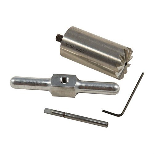 Le cutter de face à 90° en acier trempé permet de redresser et réparer les bords de ton canon, avec un pilote interchangeable pour différents calibres.