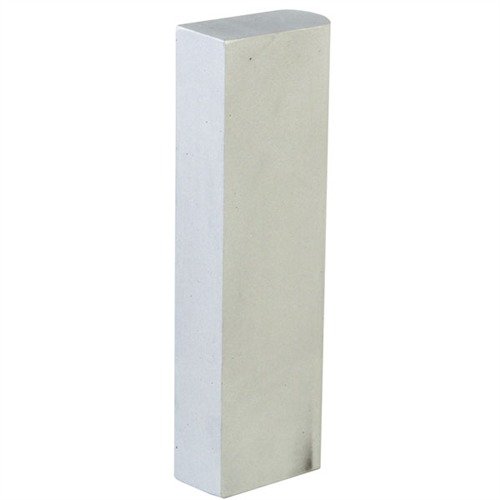 Le 1911 Magazine Well Filler en aluminium 7075 empêche la déformation du cadre lors du serrage dans un étau, protégeant ainsi ton arme.