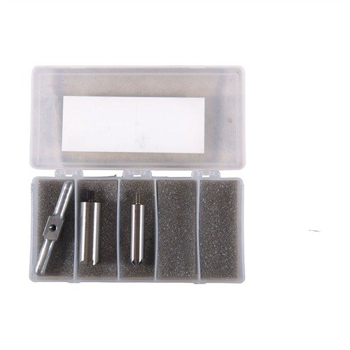 Le BRASS ONE CALIBER SET te permet de squarer et chanfreiner les bouches de fusil et de pistolet avec précision grâce à ses outils interchangeables en acier dur.