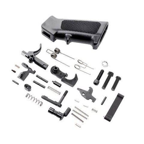 Le kit CMMG AR-15 contient toutes les pièces nécessaires pour assembler ou réparer un lower receiver, avec des composants de haute qualité pour une opération fluide.