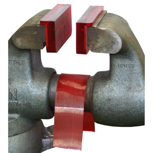 Les mâchoires magnétiques en polyuréthane protègent tes armes sans les abîmer, avec une surface antidérapante et un design qui s'adapte à ton étau de 4