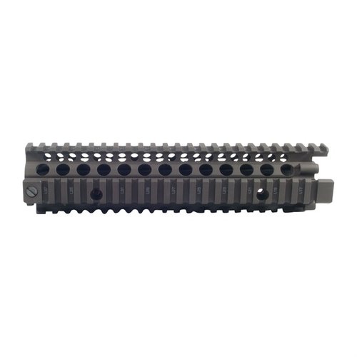 Le MK 18 RIS II de Daniel Defense est un garde-main en aluminium qui offre un montage facile d'accessoires et un free float du canon pour une meilleure précision.
