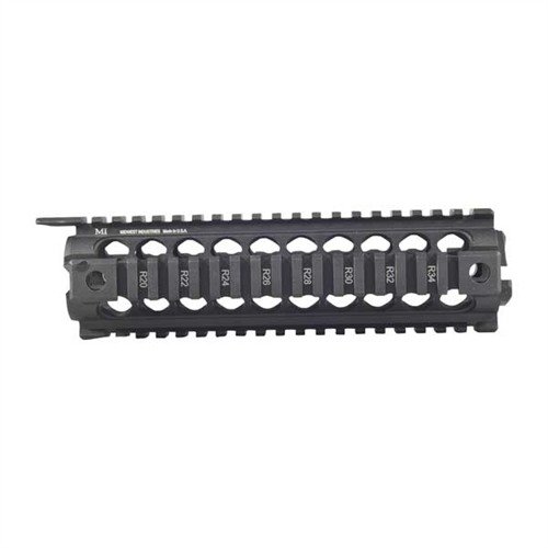 Le garde-main MIDWEST INDUSTRIES AR-15/M16 offre un rail supérieur continu, 28 emplacements Picatinny, et est compatible avec les systèmes à piston. Parfait pour tes accessoires!