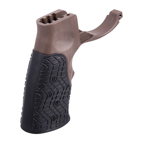 La poignée AR-15 de Daniel Defense offre un confort supérieur grâce à son design ergonomique, un grip agréable et un garde-main intégré pour une installation simplifiée.