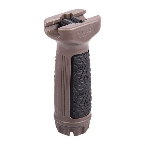 Le foregrip vertical Daniel Defense en polymère offre une prise confortable et sécurisée, se fixe sur les rails Picatinny et dispose d'un rangement étanche.
