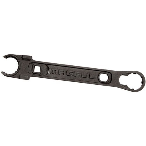 Le Magpul AR-15/M16 Armorer's Wrench est un outil robuste, idéal pour assembler et entretenir ton AR-15, avec compatibilité pour les écrous de canon et un ouvre-bouteille intégré.