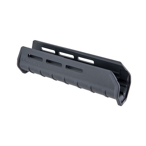 Le MOE M-LOK Forend pour Mossberg 590/590A1 offre une modularité accrue, des arrêts de main et des slots M-LOK pour des accessoires, tout en étant léger et robuste.
