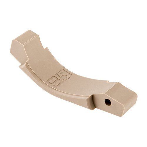 Le Trigger Guard B5 SYSTEMS est un upgrade pratique pour ton AR-15, offrant un profil élargi pour utiliser des gants en conditions froides ou tactiques.