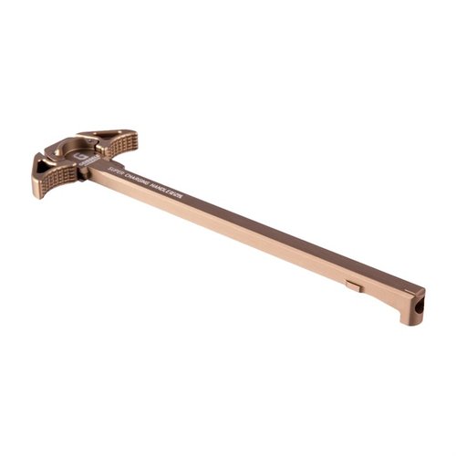 Le Super Charging Handle 7.62 en aluminium 7075-T6 est ambidextre, offre une meilleure prise, réduit le gaz de retour et est disponible en noir ou DDC.
