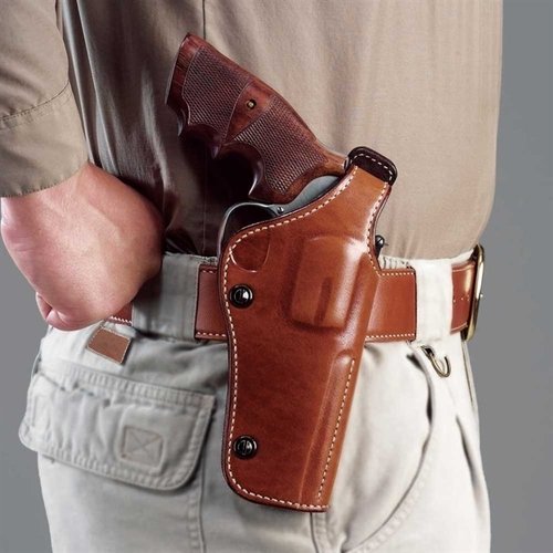 Le holster Dual Position Phoenix™ en cuir premium s'adapte à ta main droite, offre un port fort ou en travers, et protège ton arme avec style et sécurité.
