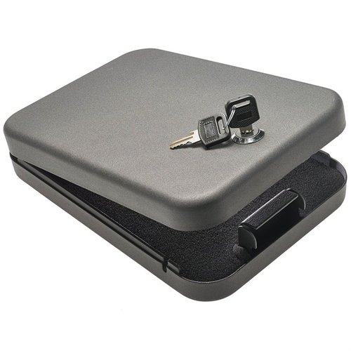 Le Snap Safe Lock Box offre un stockage sécurisé pour tes armes et objets de valeur, avec une construction en acier robuste et un câble en acier de 16 gauge.
