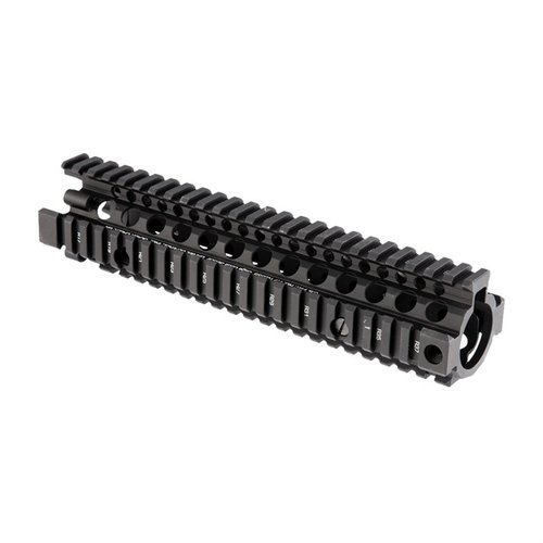 Le MK18 RIS II de Daniel Defense offre un garde-main en aluminium avec rails Picatinny, permettant un montage facile d'accessoires et un free float du canon.