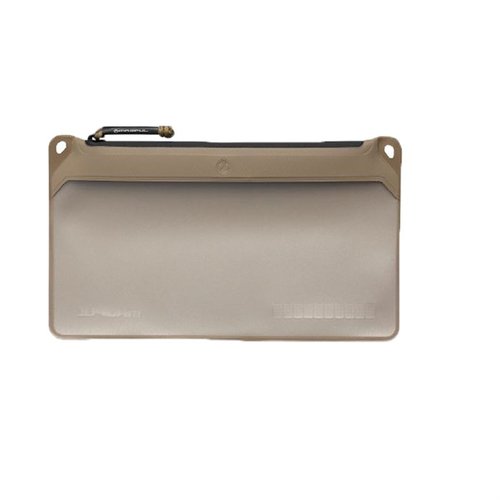 Le DAKA Pouch de Magpul est résistant, étanche, avec une fenêtre pour une organisation facile et une texture anti-glisse, parfait pour tes aventures en extérieur.