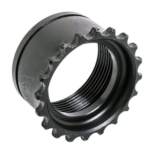 Le CMMG AR-15 Barrel Nut est conçu pour s'adapter aux barres et récepteurs mil-spec, en acier robuste avec une finition noire élégante.