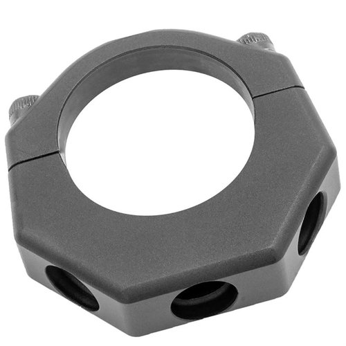 Le TRI-BASE BUFFER TUBE SLING MOUNT s'installe sans démontage, offrant 3 positions de sangle sur un buffer tube mil-spec en aluminium 6061 avec finition anodisée noire.