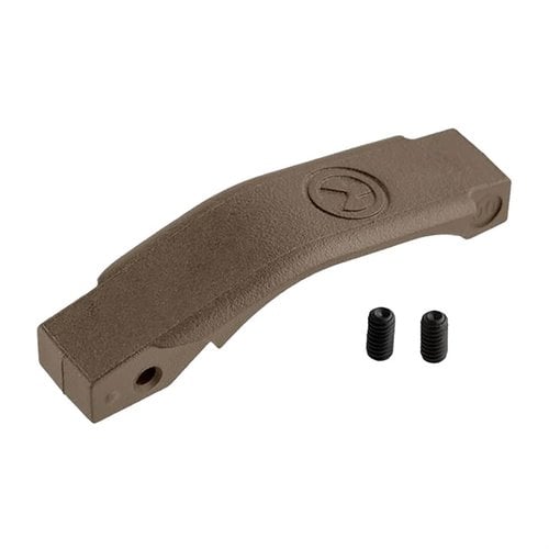 Le MOE Enhanced Trigger Guard de Magpul est facile à installer, ergonomique, et conçu pour un confort optimal avec des gants, tout en comblant l'espace derrière le garde-trigger.