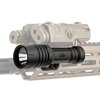 Découvre le TORCH™ 18350, un support de lampe M-LOK en aluminium de qualité aéronautique, compatible avec les lasers ATPIAL/PEQ 15 et Modlite.