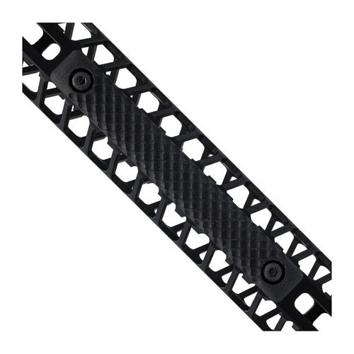 Améliore ton grip avec les M-LOK Panels 3 Slot Operator de VZ GRIPS, offrant une texture croisée pour une meilleure adhérence et un montage facile sur 3 M-LOK slots.