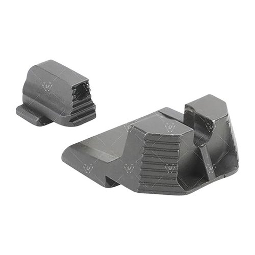 Les Strike Iron Sights (Suppressor Height) offrent une visée surélevée, réduisent les reflets et permettent un alignement optimal pour un tir précis.
