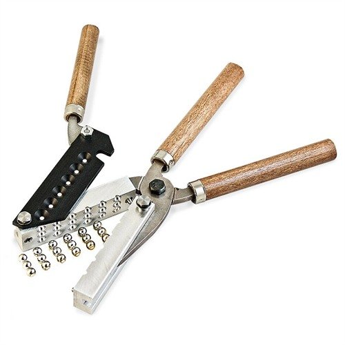 Avec le moule à buckshot Lee de 18 cavités, tu peux produire rapidement 2000 billes par heure en un seul tir, idéal pour tes besoins de tir.