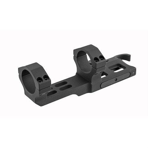 Le SOCOM II Accucam QD Scope Mount offre un montage rapide et précis, avec des anneaux intégrés de 30 mm et une résistance au recul pour une visée optimale.
