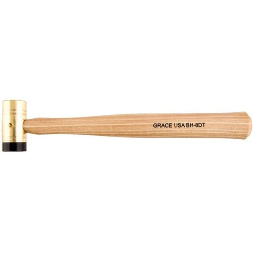 Le marteau en laiton à embout Delrin de Grace USA offre une tête en laiton durable, un embout remplaçable, et une poignée en hickory ergonomique pour un contrôle optimal.