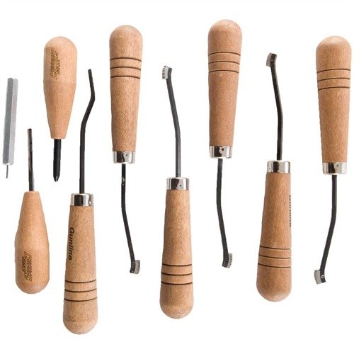 Avec le PREMIER CHECKERING SET de GUNLINE, tu as tout pour débuter le checkering : outils de qualité, instructions détaillées et motifs échantillons.