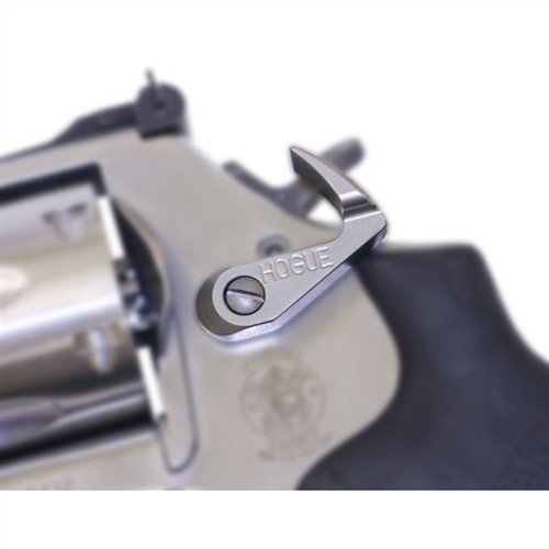 Le HOGUE S&W REVOLVER EXTENDED CYLINDER RELEASE LATCH te permet de déverrouiller le barillet sans repositionner ta main, assurant des recharges rapides et efficaces.