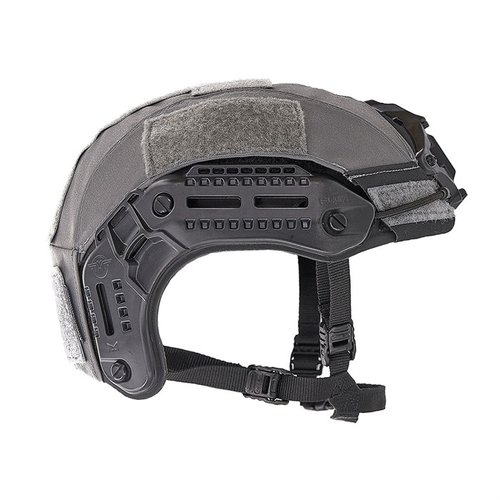 Le RAID Cover - FLUX protège ton casque avec un design épuré, résistant à l'abrasion et permet de changer rapidement de couleur en ajoutant des accessoires avec Velcro.