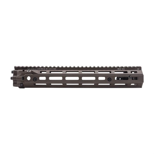 Le rail RIS III de Daniel Defense offre un design léger et robuste, avec 7 points M-LOK, une construction en aluminium durable et une précision accrue.