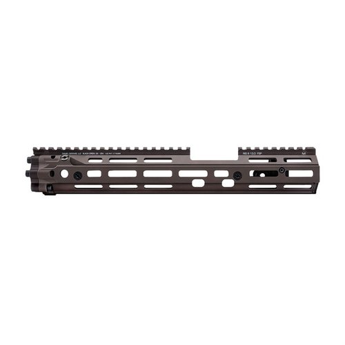 Le rail RIS III de Daniel Defense offre un design léger et robuste, avec 7 points de fixation M-LOK, une construction en aluminium et un système de montage éprouvé.