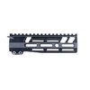Le handguard MLOK AR-15 de SHARPS BROS est en aluminium 6061-T6, anodisé noir, avec un rail supérieur complet et des slots MLOK sur 7 côtés pour une polyvalence optimale.