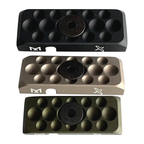 Le M-LOK Cable Management Panel protège et route tes câbles en toute sécurité, s'installant facilement avec du matériel MLOK et offrant un design robuste en aluminium.