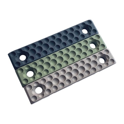 Le M-LOK Cable Management Panel protège et route tes câbles en toute sécurité, permettant des angles de 90° et 180°, tout en étant fabriqué en aluminium durable.