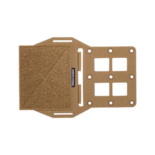 Le MOLLE Expander Wing est une plateforme polyvalente et ambidextre pour fixer des couteaux et des pochettes sous le cummerbund du gilet LV/119.