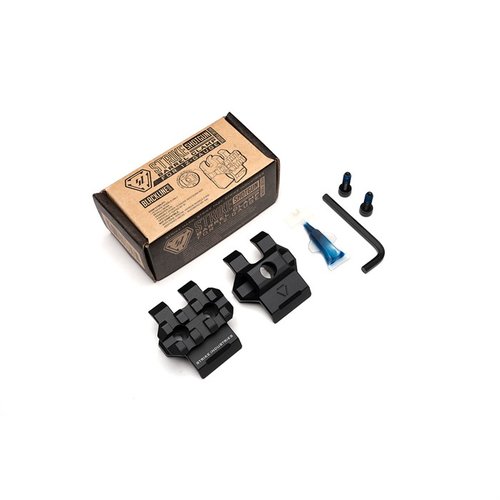 Le SHOTGUN BARREL CLAMP 12-GAUGE de STRIKE INDUSTRIES offre une installation facile, un rail Picatinny pour accessoires et un point d'attache QD, le tout en aluminium léger.