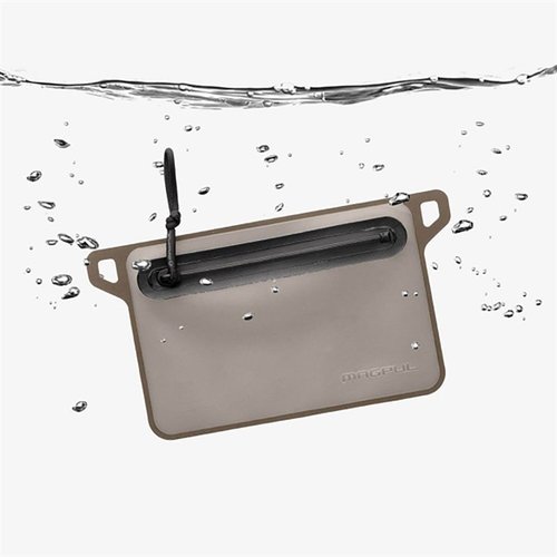 Le DAKA Waterproof Window Pouch de Magpul est 100% étanche, avec une fermeture YKK facile à utiliser, un panneau translucide et des points d'attache pour carabiner.