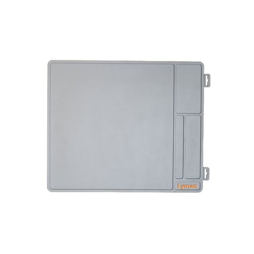 Protège ton arme et ton établi avec le Lyman Armorer's Mat : surface antidérapante, compartiments intégrés pour organiser les pièces et résistant aux produits chimiques.