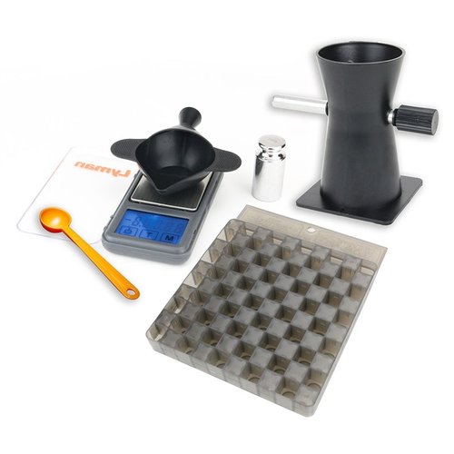 Le Powder Handling Starter Set de Lyman inclut une balance numérique Pocket Touch 1500, un trickler E-ZEE Flo et un bloc de chargement, parfait pour un rechargement précis.