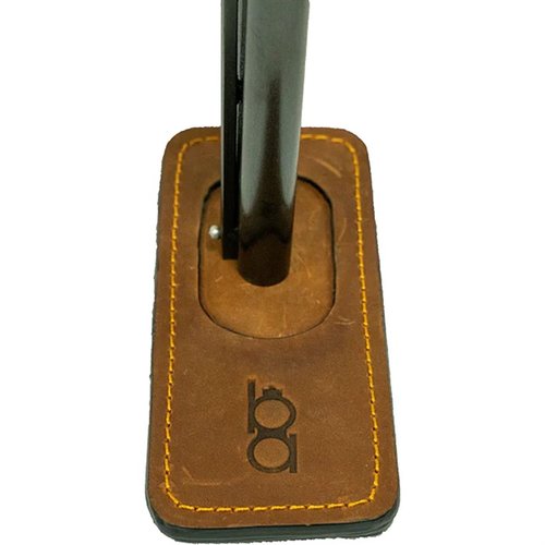 Le BOB ALLEN MAGNETIC BARREL PROTECTOR protège ton canon de l'humidité et des débris, s'attache magnétiquement et est fabriqué en cuir robuste à deux pièces.