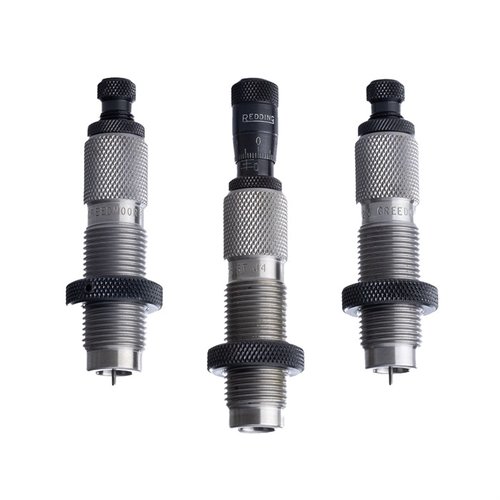 Le set de dies Redding Premium Deluxe pour le 25 Creedmoor offre une précision optimale avec un Carbide Size button et un Bullet Micrometer pour un réglage précis.