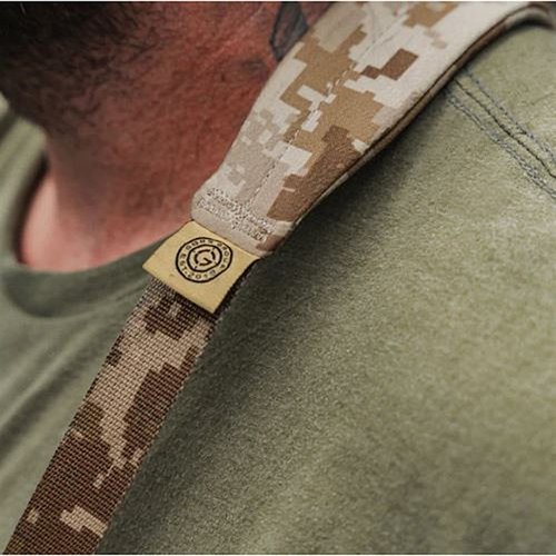 La sangle GBRS "SBS" est légère (2,7 oz), personnalisable, avec un rembourrage confortable et des options d'attache simple ou double pour un meilleur ajustement.