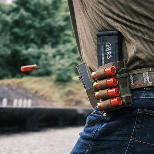 Le SHOTGUN SHELL SLEEVE de GBRS Group est léger et pratique, offrant un rangement sécurisé et accessible pour tes cartouches, compatible avec la plupart des pochettes.
