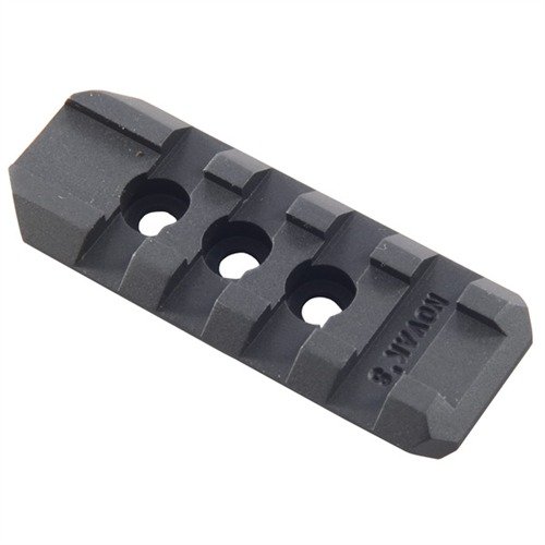 Le rail tactique 1911 de NOVAK permet un montage ultra-sécurisé de lampes et lasers, proche de l'axe du canon, tout en restant compatible avec les holsters.